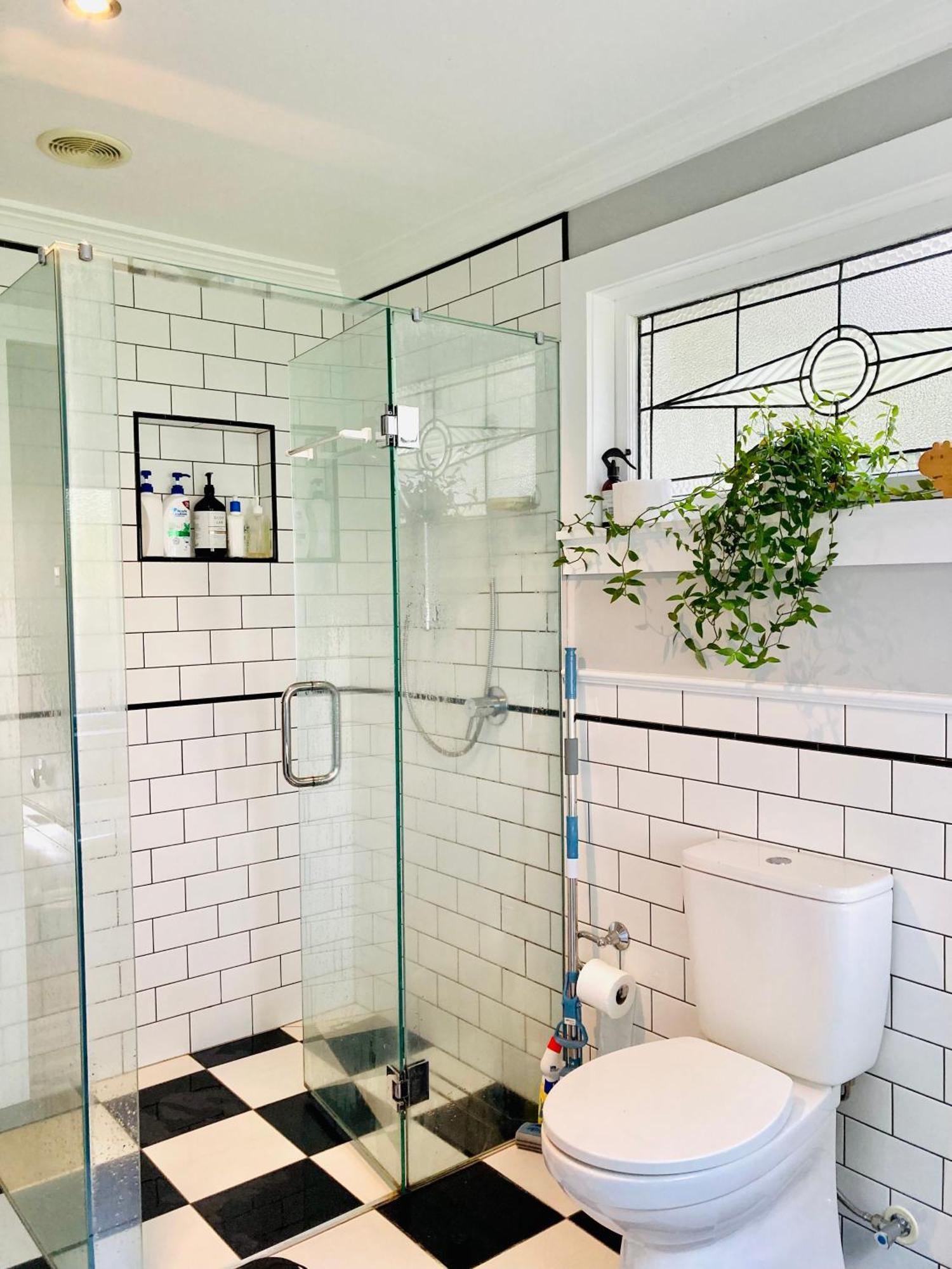Spacious And Sunny Master Bedroom With Shared Bathrooms Окленд Экстерьер фото
