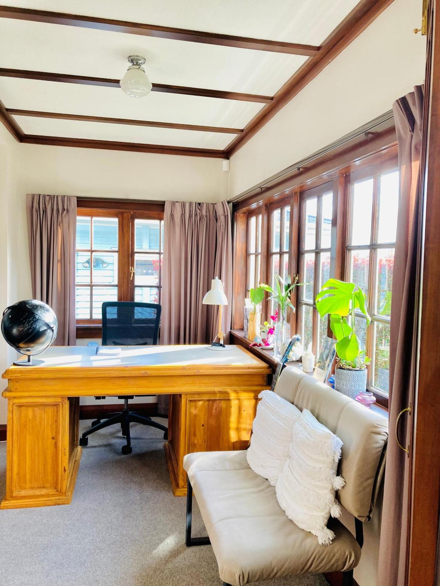 Spacious And Sunny Master Bedroom With Shared Bathrooms Окленд Экстерьер фото