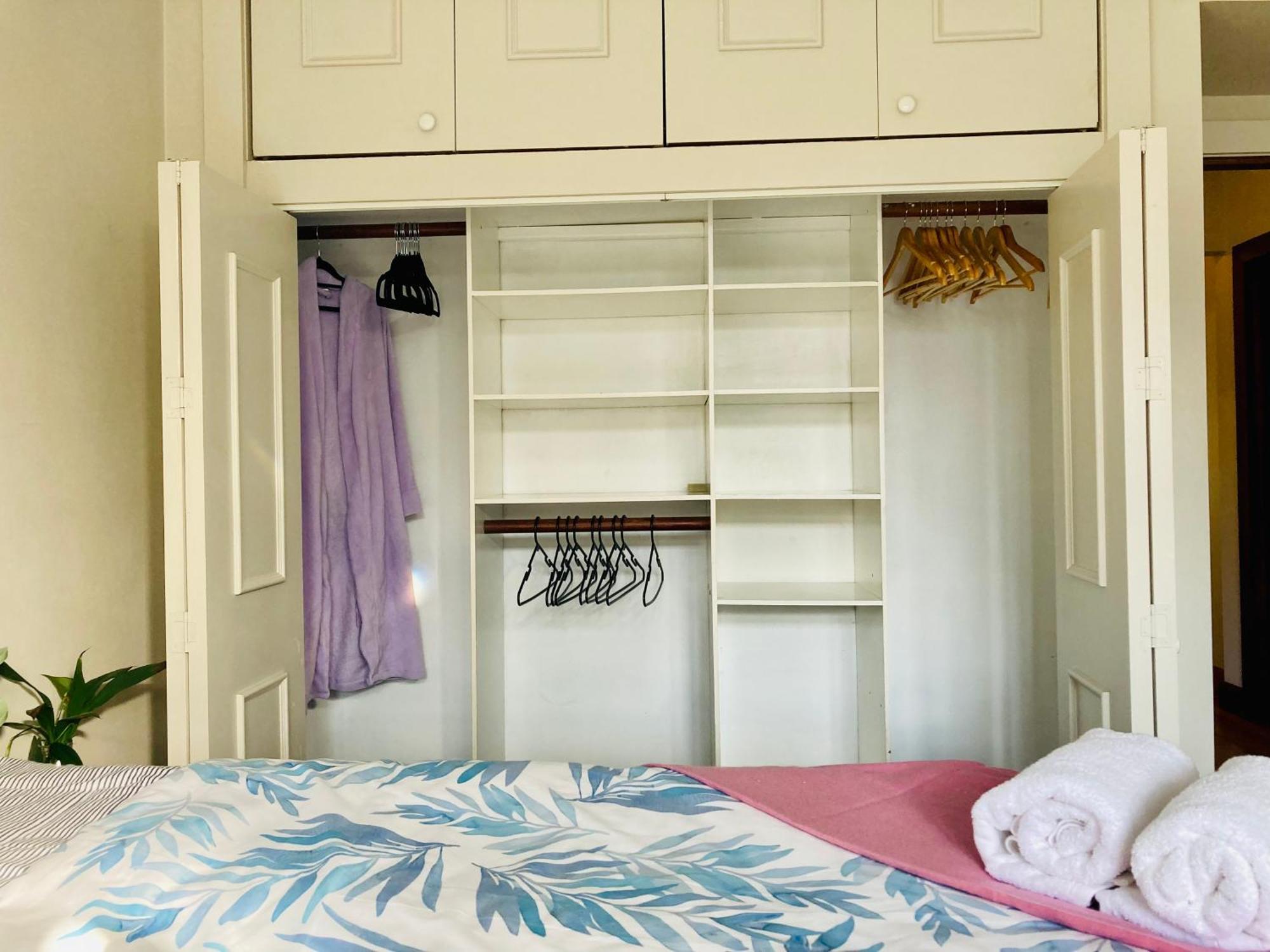 Spacious And Sunny Master Bedroom With Shared Bathrooms Окленд Экстерьер фото